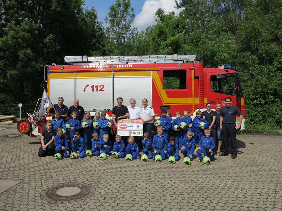 Über 500€ freuten sich die "MINIS". REWE Richrath Geschäftsführer Peter Richrath übergab die Spende an den Leiter der "MINIS" Uli Tesch und den 1. stellvertretenden Bürgermeister der Stadt Hürth Peter Prinz.